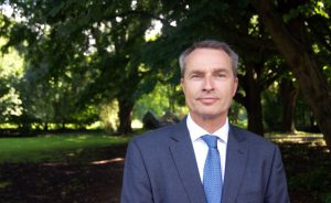 Wanneer u een uitvaartverzorger zoekt die oprecht met u meedenkt. A.J. van Essen Uitvaartzorg. Waardige en betaalbare uitvaarten in regio Rotterdam. Goedkope crematie Rotterdam. Goedkoop cremeren Rotterdam. Goedkope uitvaart Rotterdam. A.J. van Essen Uitvaartondernemer Rotterdam.